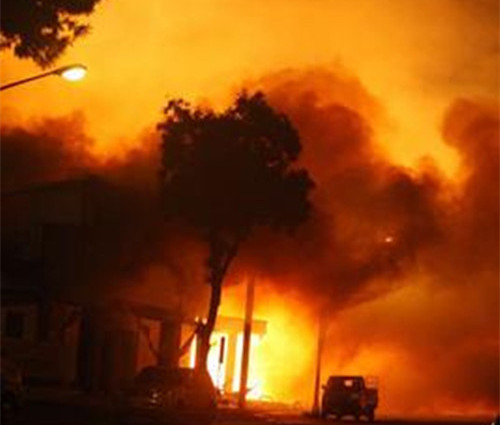 高雄市瓦斯外泄連環爆,現場猶如戰地,火警連夜搶救。 高雄市瓦斯外泄連環爆,現場猶如戰地,火警連夜搶救。