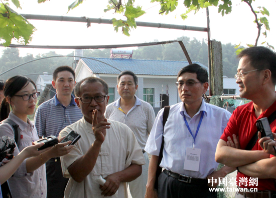 農(nóng)莊莊主黃國(guó)安接受兩岸記者聯(lián)合采訪 農(nóng)莊莊主黃國(guó)安接受兩岸記者聯(lián)合采訪