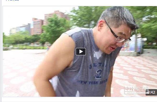 連勝文接受"冰桶挑戰(zhàn)" 水往頭上澆并大"啊"一聲 連勝文接受"冰桶挑戰(zhàn)" 水往頭上澆并大"啊"一聲