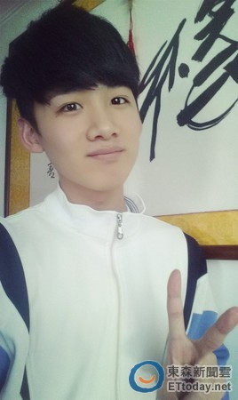 有傳導(dǎo)演郭敬明急尋新演員頂替柯震東所飾演的“顧源”。對(duì)方是外形與他相似的“首都師大校草”白敬亭 有傳導(dǎo)演郭敬明急尋新演員頂替柯震東所飾演的“顧源”。對(duì)方是外形與他相似的“首都師大校草”白敬亭