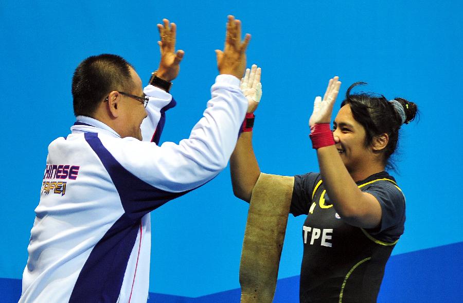 獲得金牌的中華臺(tái)北選手江念欣(右)與教練擊掌慶祝 獲得金牌的中華臺(tái)北選手江念欣(右)與教練擊掌慶祝