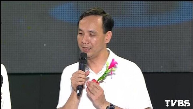 朱立倫跑基層唱《甜蜜蜜》與民眾搏感情 朱立倫跑基層唱《甜蜜蜜》與民眾搏感情