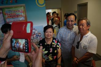 新北市長朱立倫今早出席蘆洲民眾運動中心試營運,與民眾合影 新北市長朱立倫今早出席蘆洲民眾運動中心試營運,與民眾合影