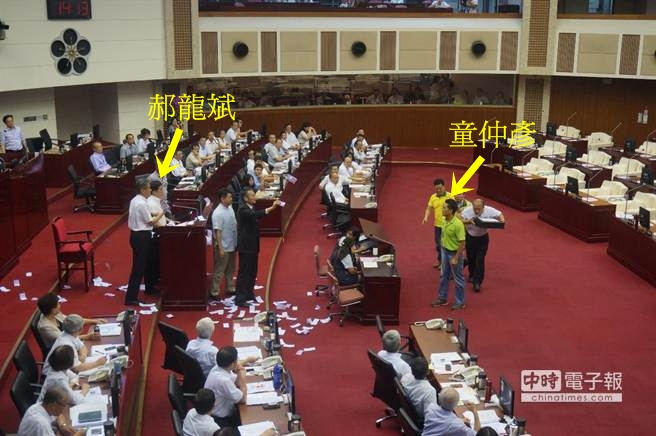 臺北市長郝龍斌下午前往議會備詢,遭民進黨議員童仲彥丟假鈔,議事一度中斷 臺北市長郝龍斌下午前往議會備詢,遭民進黨議員童仲彥丟假鈔,議事一度中斷