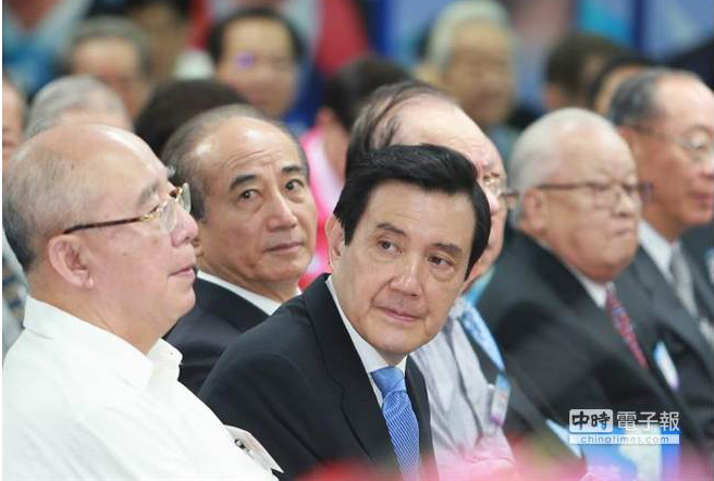 國民黨中評會上馬英九、王金平比鄰而坐,兩人不約而同轉頭,聆聽中評委的發言內容 國民黨中評會上馬英九、王金平比鄰而坐,兩人不約而同轉頭,聆聽中評委的發言內容