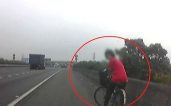 女學生睡過頭,騎自行車追校車上高速公路 女學生睡過頭,騎自行車追校車上高速公路