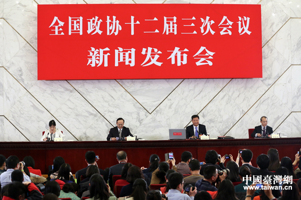 3月2日,全國政協(xié)十二屆三次會(huì)議新聞發(fā)布會(huì)在人民大會(huì)堂一層新聞發(fā)布廳舉行 3月2日,全國政協(xié)十二屆三次會(huì)議新聞發(fā)布會(huì)在人民大會(huì)堂一層新聞發(fā)布廳舉行