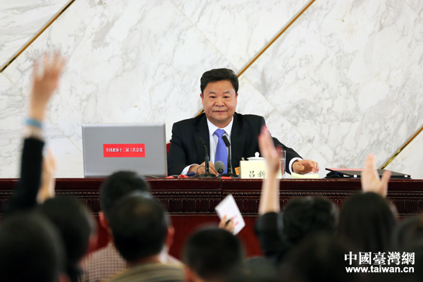 3月2日,全國政協(xié)十二屆三次會(huì)議新聞發(fā)布會(huì)在人民大會(huì)堂一層新聞發(fā)布廳舉行。圖為新聞發(fā)言人呂新華 3月2日,全國政協(xié)十二屆三次會(huì)議新聞發(fā)布會(huì)在人民大會(huì)堂一層新聞發(fā)布廳舉行。圖為新聞發(fā)言人呂新華