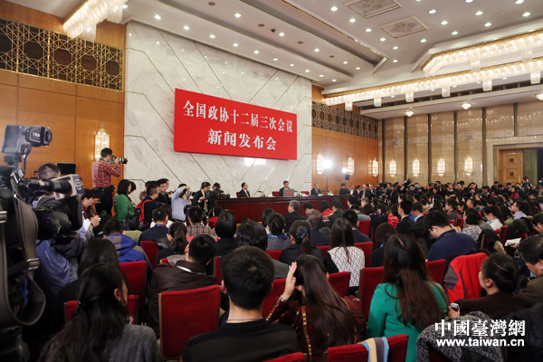3月2日,全國政協(xié)十二屆三次會(huì)議新聞發(fā)布會(huì)在人民大會(huì)堂一層新聞發(fā)布廳舉行 3月2日,全國政協(xié)十二屆三次會(huì)議新聞發(fā)布會(huì)在人民大會(huì)堂一層新聞發(fā)布廳舉行