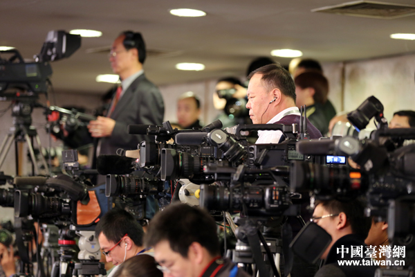 3月2日,全國政協(xié)十二屆三次會(huì)議新聞發(fā)布會(huì)在人民大會(huì)堂一層新聞發(fā)布廳舉行。圖為現(xiàn)場記者。 3月2日,全國政協(xié)十二屆三次會(huì)議新聞發(fā)布會(huì)在人民大會(huì)堂一層新聞發(fā)布廳舉行。圖為現(xiàn)場記者。