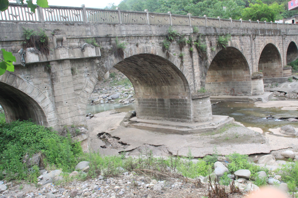 ������·�ϵ��嶴�򡣣��Ї��_���W ������ �z��