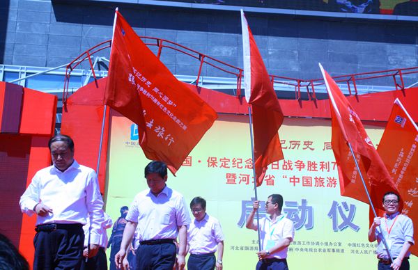 “跟著老電影去旅行”授旗儀式。(中國臺灣網 郭曉康攝) “跟著老電影去旅行”授旗儀式。(中國臺灣網 郭曉康攝)