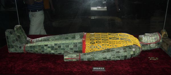 竇綰金縷玉衣(中國臺灣網(wǎng) 郭曉康攝) 竇綰金縷玉衣(中國臺灣網(wǎng) 郭曉康攝)