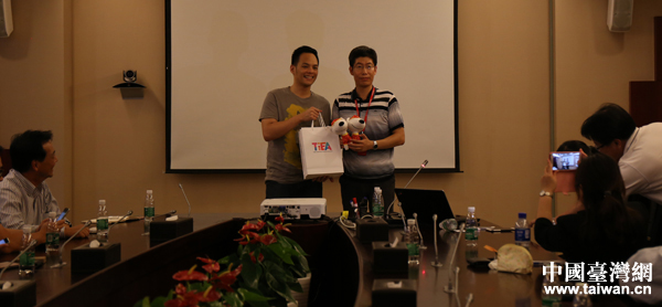 臺(tái)灣互聯(lián)網(wǎng)業(yè)者參訪大陸電商龍頭企業(yè)京東商城 臺(tái)灣互聯(lián)網(wǎng)業(yè)者參訪大陸電商龍頭企業(yè)京東商城