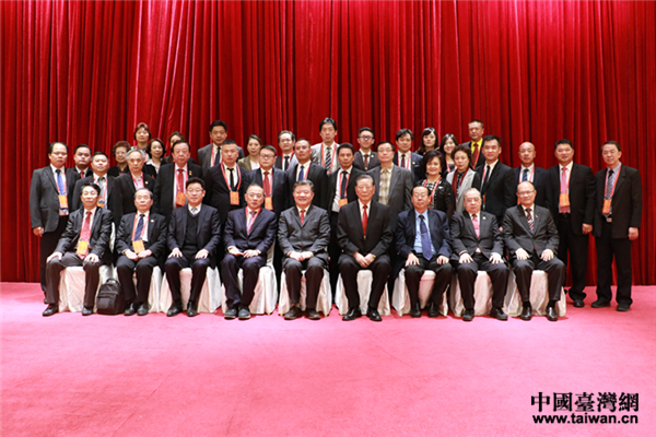 全國人大常委會副委員長、中國統促會副會長陳竺和亞洲地區統促會聯合總會訪問團一行合影留念 全國人大常委會副委員長、中國統促會副會長陳竺和亞洲地區統促會聯合總會訪問團一行合影留念