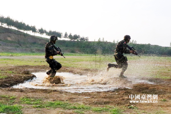 【網(wǎng)絡(luò)媒體國防行】網(wǎng)絡(luò)媒體記者走進(jìn)特戰(zhàn)旅 近距離感受“血狼”精神 【網(wǎng)絡(luò)媒體國防行】網(wǎng)絡(luò)媒體記者走進(jìn)特戰(zhàn)旅 近距離感受“血狼”精神