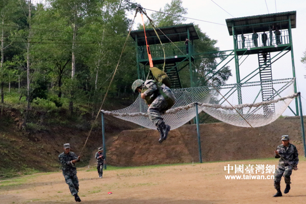 【網(wǎng)絡(luò)媒體國防行】網(wǎng)絡(luò)媒體記者走進(jìn)特戰(zhàn)旅 近距離感受“血狼”精神 【網(wǎng)絡(luò)媒體國防行】網(wǎng)絡(luò)媒體記者走進(jìn)特戰(zhàn)旅 近距離感受“血狼”精神