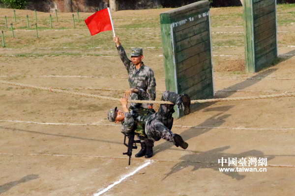 【網(wǎng)絡(luò)媒體國防行】網(wǎng)絡(luò)媒體記者走進(jìn)特戰(zhàn)旅 近距離感受“血狼”精神 【網(wǎng)絡(luò)媒體國防行】網(wǎng)絡(luò)媒體記者走進(jìn)特戰(zhàn)旅 近距離感受“血狼”精神