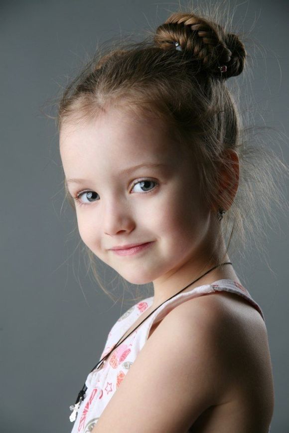 �������ˊʘ�Ӎ ���_˹�}��ͯģ��������(Angelina Kurkina)�l(f��)��һ�M����,��Ƭ��С�������Ͱ�׃,�·��`�䷲�g��