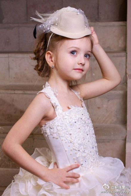 �������ˊʘ�Ӎ ���_˹�}��ͯģ��������(Angelina Kurkina)�l(f��)��һ�M����,��Ƭ��С�������Ͱ�׃,�·��`�䷲�g��