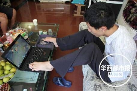 603分無臂考生系網游高手 曾用腳打敗同學(圖)