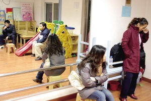 前晚10點,家長們在幼兒園活動室內等待園方回復。