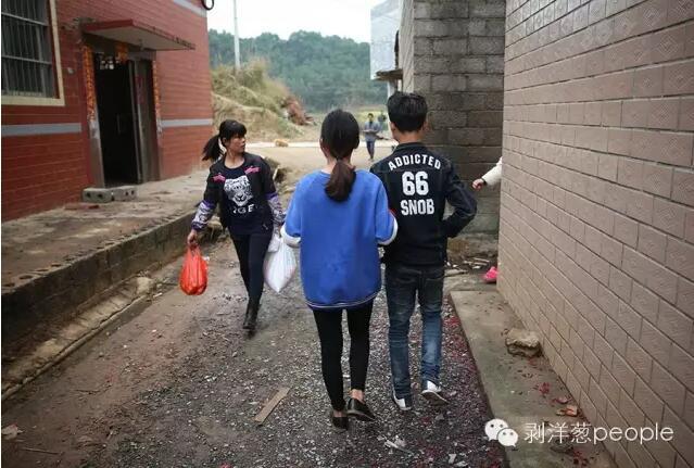 廣西16歲“娃娃夫妻”:我們還沒有養家的能力 廣西16歲“娃娃夫妻”:我們還沒有養家的能力