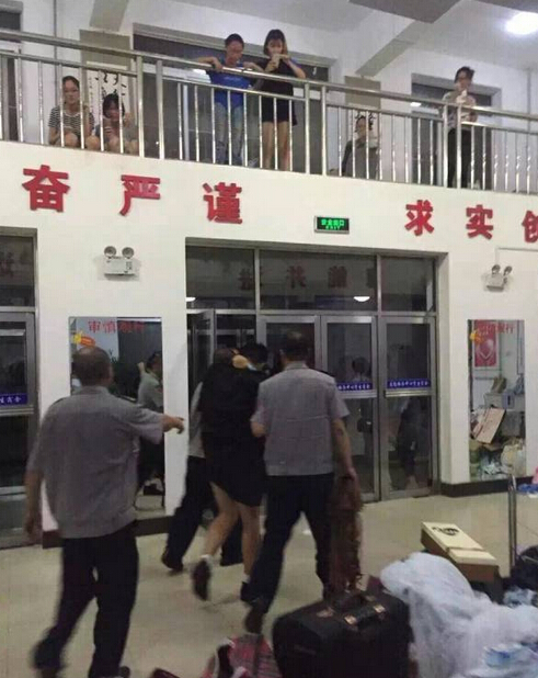 �W(w��ng)�����ĳ��W(xu��)һ׃�B(t��i)��ҹ�JŮ�������ٰl(f��)���W(xu��)ʿ�����ڎ���