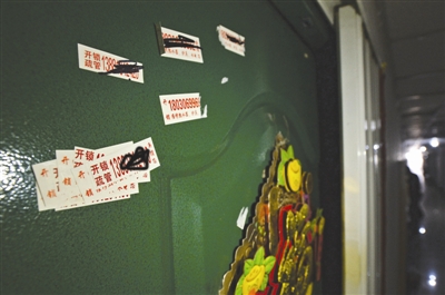 雙楠所有陽光小區,不少住戶門上貼著很多開鎖電話的小廣告