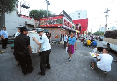 城管查露天燒烤大排檔 食客阻攔老板收攤 城管查露天燒烤大排檔 食客阻攔老板收攤