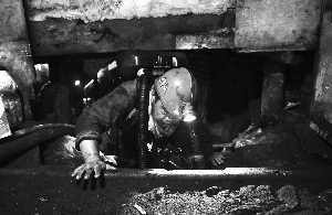 非法小煤礦入口藏在更衣間 只雇傭外地農(nóng)民干活 非法小煤礦入口藏在更衣間 只雇傭外地農(nóng)民干活