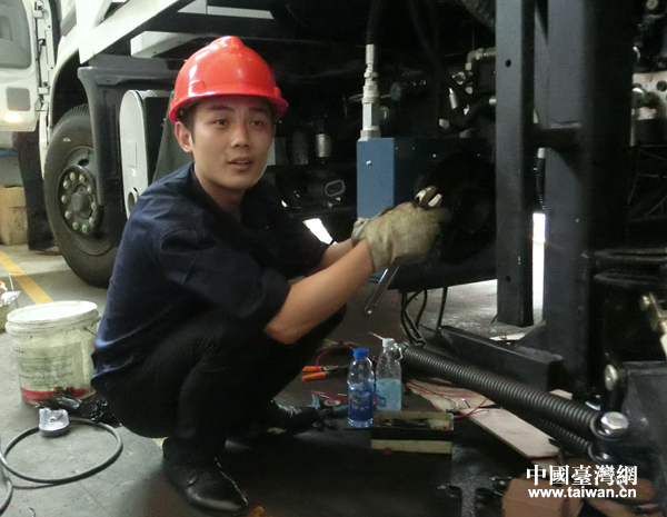 “上海工匠”胡振球:農民工的創新小發明解決世界大難題 “上海工匠”胡振球:農民工的創新小發明解決世界大難題