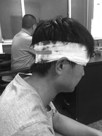 路人替被打小販鳴不平 遭到城管暴打(圖) 路人替被打小販鳴不平 遭到城管暴打(圖)