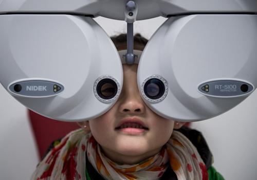 校園“眼鏡族”居世界第一位 “近視王國(guó)”將何去何從 校園“眼鏡族”居世界第一位 “近視王國(guó)”將何去何從