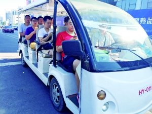 記者在地鐵站外看到,拉活的電瓶車早早等在一邊,人坐滿后馬上開走。