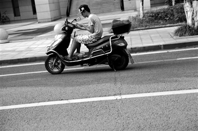 送餐員無視交規致事故頻發:送餐越快賺錢越多 送餐員無視交規致事故頻發:送餐越快賺錢越多