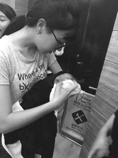 90后美女藥師商場內急救產婦 廁所內剪臍帶接生 90后美女藥師商場內急救產婦 廁所內剪臍帶接生