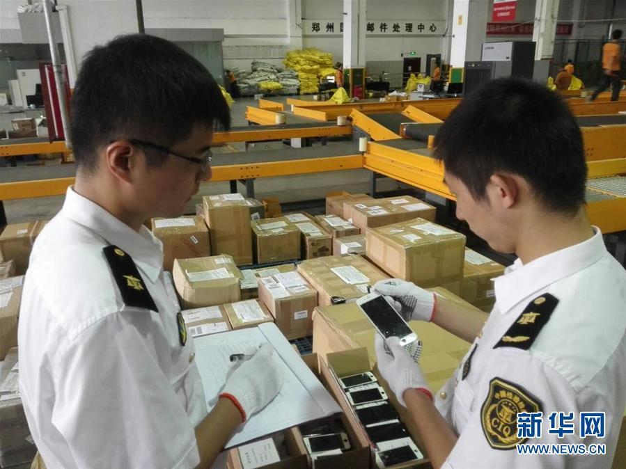 河南出入境檢驗檢疫局截獲133個廢手機屏幕 河南出入境檢驗檢疫局截獲133個廢手機屏幕