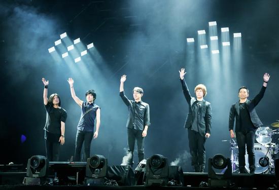 五月天粉絲攢一個(gè)月錢買到假票 鳥巢外淚奔 五月天粉絲攢一個(gè)月錢買到假票 鳥巢外淚奔