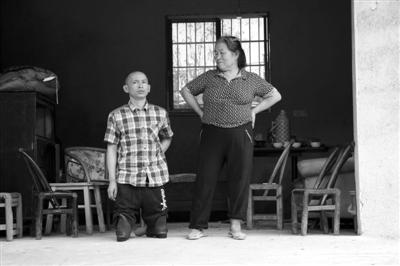 歸鄉(xiāng)乞丐和他的斷腳之謎:家人疑其被人控制行乞 歸鄉(xiāng)乞丐和他的斷腳之謎:家人疑其被人控制行乞