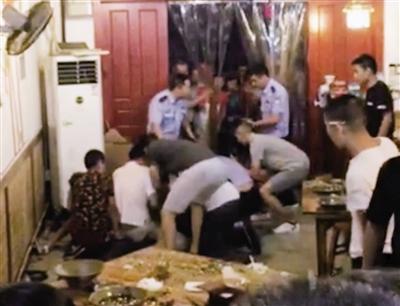民警餐館抓人后賠償并向食客道歉 公安部點贊(圖) 民警餐館抓人后賠償并向食客道歉 公安部點贊(圖)