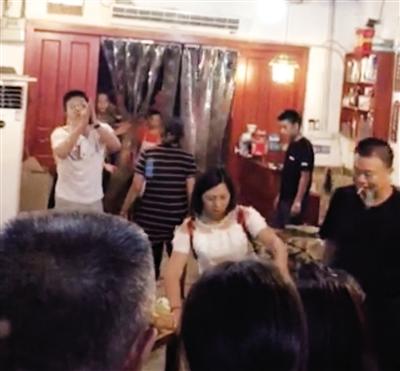 民警餐館抓人后賠償并向食客道歉 公安部點贊(圖) 民警餐館抓人后賠償并向食客道歉 公安部點贊(圖)