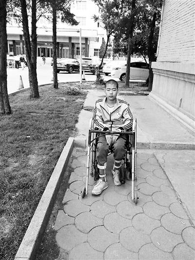 山西男孩被老師踢后截癱:復學遭拒 學校否認體罰 山西男孩被老師踢后截癱:復學遭拒 學校否認體罰