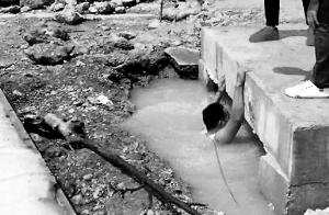 昆明“堅持哥”救活溺水兒童 走紅網絡被點贊 昆明“堅持哥”救活溺水兒童 走紅網絡被點贊