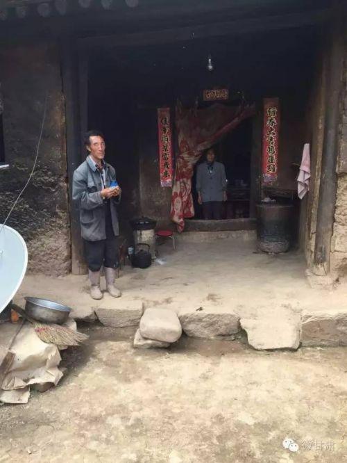 (8口之家僅剩年邁的母子,住著58年前的土坯危房)