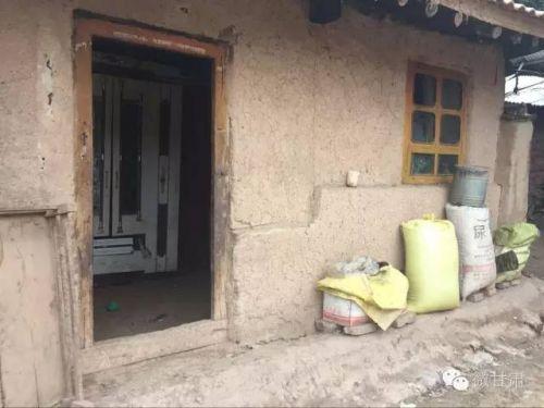 (楊改蘭生前和孩子們住的房子,里面一只破舊的柜子是最奢華的家具)