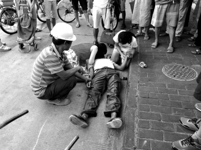 “紅衣女子”劉茂英為傅文滿(mǎn)做人工呼吸搶救。新華社發(fā)