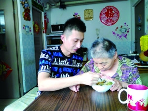 80后售票員為智障母親撐起一片天 盼結婚成家 80后售票員為智障母親撐起一片天 盼結婚成家