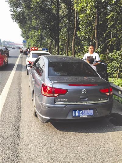 私家車護送重病者遇5車相撞 交警疏導眾人推車 私家車護送重病者遇5車相撞 交警疏導眾人推車