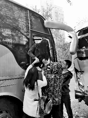 �п�Ժ��WУ܇׷β���� ǰ��Ů����˦����λ